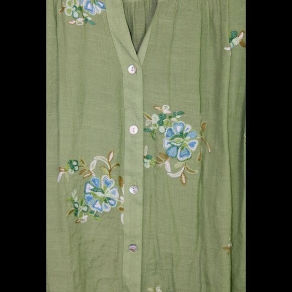 Fig & Flower Green Floral Embroidered 1x Rolled Sleeve Button Front Blouse. - Picture 3 of 9